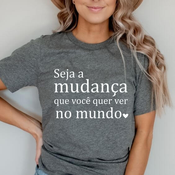 Essa frase sempre me tocou muito, desde muito cedo, mas hoje, mais amadurecida e respons&aacute;vel ela me toca muito, muito mais.

Eu realmente acredito que a A NOSSA CURA &Eacute; A CURA DO MUNDO!

N&atilde;o existe possibilidade de transformar o macro sem a transforma&ccedil;&atilde;o do micro!

Voc&ecirc; pode mudar o seu olhar para si mesma e sua hist&oacute;ria e transformar o seu entorno.

Atrav&eacute;s da sua mudan&ccedil;a e despertar, sua vida pode ser mais leve, voc&ecirc; pode ter relacionamentos mais verdadeiros, pode trabalhar com mais prop&oacute;sito e ter qualidade de tempo e consequentemente de vida para habitar tudo o que construiu!

Voc&ecirc; pode acreditar que isso &eacute; utopia, ou que &ldquo;Imagine que vou mudar o mundo!&rdquo; Mas pense se todas as pessoas deste planeta decidissem voltar o olhar, que est&aacute; t&atilde;o l&aacute; fora: no outro, na pol&iacute;tica, no macro e, olhassem para dentro de si mesmos, focando na sua pr&oacute;pria mudan&ccedil;a interna.

Voc&ecirc; acredita mesmo que n&atilde;o haveria uma mudan&ccedil;a grandiosa?

A grande verdade &eacute; que n&oacute;s ficamos esperando que essa mudan&ccedil;a venha de fora.

Esperamos que o marido, os filhos, o chefe, os governantes, o Papa, sei l&aacute;, todo mundo mude, para que assim a vida fique melhor.

Queremos ver um mundo melhor para nossos filhos habitarem, mas n&atilde;o transformamos o mundo das nossas casas internas para conseguirmos transmitir bons princ&iacute;pios e valores para nossos filhos.

Queremos que a nossa vida seja mais leve, mas acreditamos que isso &eacute; responsabilidade do &ldquo;mundo l&aacute; fora&rdquo;.

Ent&atilde;o, esperando que todos mudem, a sua vida n&atilde;o muda, e voc&ecirc; continua reclamando do quanto &eacute; dif&iacute;cil viver neste mundo!

Meu convite aqui &eacute;: simplesmente volte o seu olhar para dentro de voc&ecirc;.

O que tem a&iacute; que precisa ser transformado?

Quanto amor falta voc&ecirc; se dar?

Quanto perd&atilde;o voc&ecirc; precisa se oferecer?

Quanta dor voc&ecirc; precisa liberar?

Eu sei. Eu te entendo. &Eacute; desafiador olhar para dentro, mas a verdade &eacute; que sua vida NUNCA vai mudar enquanto voc&ecirc; continuar olhando para fora.

O que voc&ecirc; v&ecirc; no mundo &eacute; reflexo de muitas camadas de mudan&ccedil;a que voc&ecirc; precisa fazer em si mesma!

Seja a mudan&ccedil;a que voc&ecirc; quer ver no mundo!

Seja voc&ecirc;!

Desperte para quem verdadeiramente voc&ecirc; &eacute;!

E deste espa&ccedil;o de despertar voc&ecirc; vai passar a ver a transforma&ccedil;&atilde;o do seu entorno.

Vai sentir a vida mais leve.

Vai se alegrar com os pequenos momentos compartilhados com quem ama e vai perceber que estar no seu pr&oacute;prio lar, a sua casa interna, a sua morada, o seu cora&ccedil;&atilde;o, &eacute; mais confort&aacute;vel e tem mais Paz do que imaginava.

Assim, se eu e voc&ecirc; estivermos dispostas a esse caminho para dentro, inevitavelmente come&ccedil;aremos a ver pequenas transforma&ccedil;&otilde;es no mundo.

A principio, no nosso entorno e quem sabe, um dia, no mundo como um todo!

Experimente!

Permita-se!

Com amor,

Dani