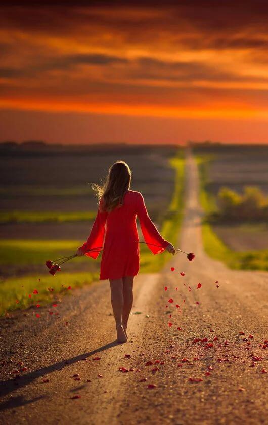 Para onde você está indo? Para onde você está indo?
De tempos em tempos, necessário se faz parar um pouquinho e se perguntar: Para onde estou indo? Estou vivendo a vida que quero viver? Estou fazendo o meu melhor no meu trabalho? Estou realmente servindo no mundo?
Eu acredito, de verdade, que estamos aqui para aprendermos a amar e a servir. Servimos na nossa família, no nosso trabalho, em todos os lugares em que nos conectamos com pessoas.
Servir não é (e nunca foi) ser servil, submisso!
Servir significa reconhecer que você, sendo VOCÊ, DO JEITINHO QUE É, pode colaborar com o seu entorno.
E eu, dentro do meu servir, no meu trabalho, já vinha há tempos me questionando.
Sentia que podia ser mais EU a cada ação e não conseguia, me sentia paralisada, presa, como se eu TIVESSE QUE SER O QUE QUERIAM QUE EU FOSSE nas redes sociais.
E quando me caiu essa ficha, eu precisei parar e me perguntar: “espera lá, Daniela! Você sempre fala que o `Tenho que´ é o que mais aprisiona as pessoas, porque elas deixam de ser elas e porque você está presa no tenho que?”
E então, diante dessa pergunta que me fiz, escolhi parar, silenciar, voltar para dentro de mim e buscar as respostas que precisava.
E o que entendi é que só conseguimos avançar, de verdade, quando conectamos com a nossa essência, com a verdade da nossa alma, por inteiro!
Me dei conta que estava andando em círculos e não é assim que escolho viver essa maravilhosa oportunidade que é a VIDA!
Então, hoje te falo: estou indo para a frente, estou indo, a cada passo, mais e mais em direção a minha essência, para SER mais de que eu sou, em todas as áreas do meu SERVIR!
E você? Para onde está indo?
Se não sabe essa resposta, pare um pouquinho e faça a pergunta!
Volte para dentro.
Silencie o barulho do seu “cabeção” e então vai verdadeiramente ouvir o seu coração.
E se quiser companhia neste caminho, me acompanhe no meu instagram @conectandoosentir e também no meu amado Podcast Conectando o Sentir pelo App Spotify.
Vamos juntas fazer este caminho de volta pra casa!
Juntas sempre é mais potente!
Juntas sempre tem mais VIDA e mais FORÇA!
Espero por você!
Com amor,
Dani